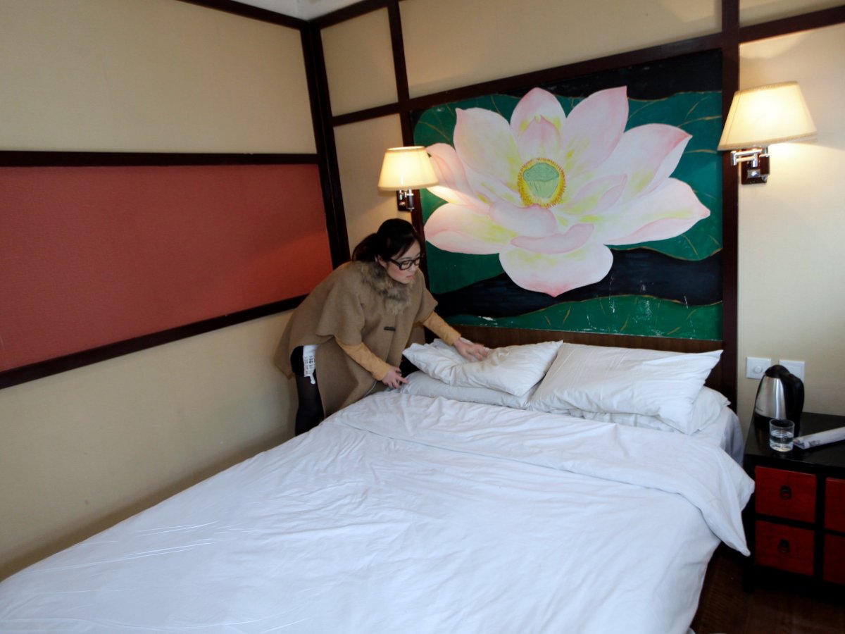 Thử nghiệm giường là một quá trình đòi hỏi sự tỉ mỉ và chi tiết. Sau khi nhìn tổng quan, Zhuang Jing sẽ ngồi xuống giường để kiểm tra độ cứng của đệm, độ thoải mái và kết cấu của đệm.